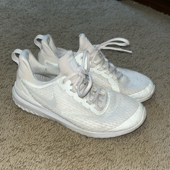 Women’s 8.5 nike shoes - Picture 1 of 4